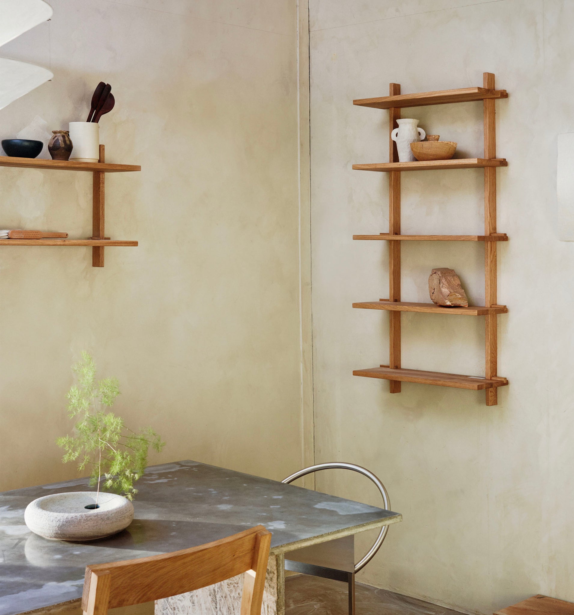 Atelier Shelf, en vegghengt hylle designet av Atelier Mon i eik ved Kollekted By, en interiørbutikk på Grünerløkka i Oslo. Fotografert av Magnus Nordstrand