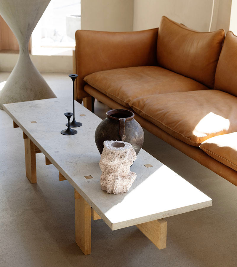 Verk Coffee Table V.LF.02 i eik og Norrvange kalkstein i bare svenske materialer ved Kollekted by, en interiørforretning på Grünerløkka i Oslo. Objekt og design. Sammen med Tiki sofa 3 seter Cognac og Pettersen Hein. Designet av Linn Fredlund