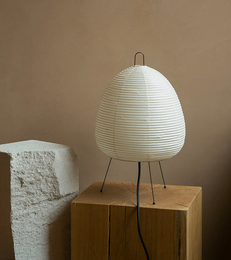 Isamu Noguchi sin  Akari 1A lampe av rispapir, håndlaget i Japan. Lampen produseres ab Vitra. Lampen står på det Arte Biennale sidebord i massiv eik fra finske Nikari, begge kan kjøpes ved Kollekted By i Oslo.