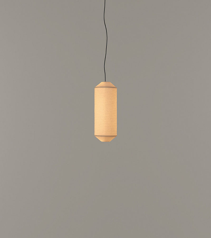 Tekio Vertical Pendant taklampe fra Santa & Cole. Lampen består av 1 seksjoner, P1,  i Washi papir. Kollekted by på Grunerløkka har Tekió utstilt og er forhandler av Santa & Cole