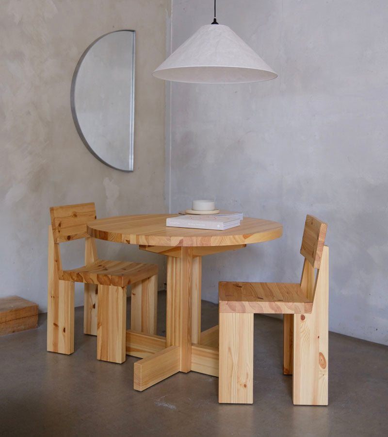 001 Dining Table, et rundt spisebord i furu designet av Fredrik Paulsen  for finske Vaarnii ved Kollekted by, en interiørforretning på Grünerløkka i Oslo