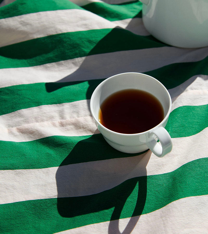 Japanske porselen kaffekopp eller tekopp med hank tallerken fra Arita 1616 / Japan. Design: Cecilie Manz. Kan kjøpes ved Kollekted by en interiørbutikk på Grünerløkka, Oslo. Picnic stemningsbilde fra The Table Project