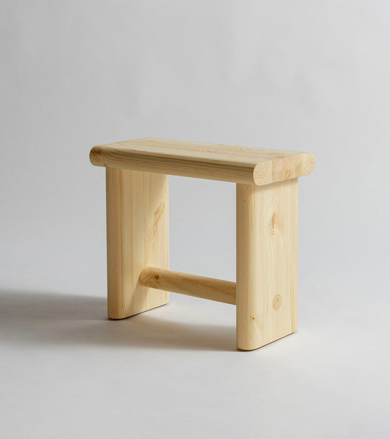 002 Ast Stool for Vaarnii i furu. Designet av Dimitri Bähler og selges på Kollekted by på Grünerløkka i Oslo 