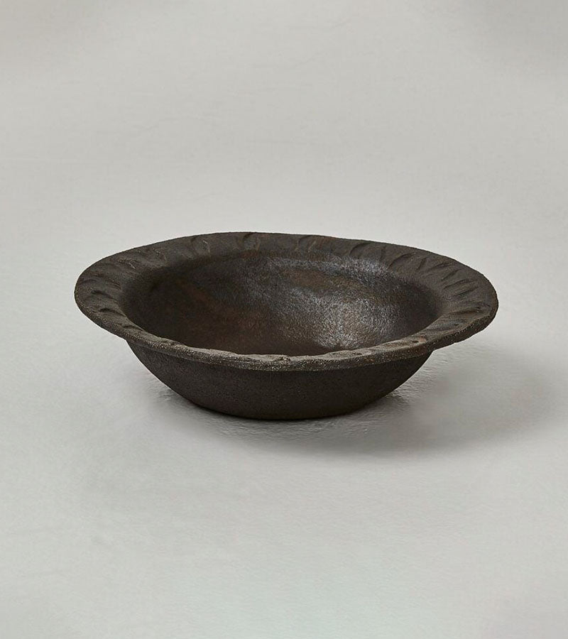 Ceramic Bowl i Black fra 10AM Apoteke, et livsstilsmarkedet fra 10AM Loft. Produsert i kearmikk, sort leire og håndlaget i Hellas. Kollekted by en intedriørforretning på Grünerløkka i Osloforhandler av 10AM Apoteke