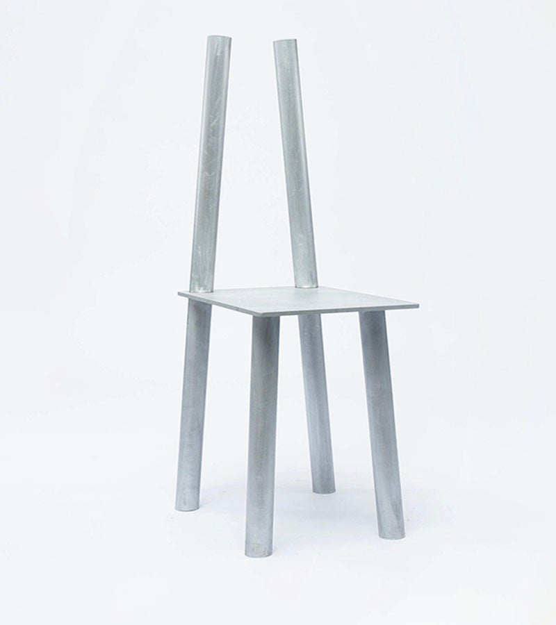 Skulpturell stol i aluminium av designer Nick Ross for Niko June finnes ved Kollekted by