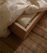 The Floating Bed av den svenske møbelsnekkeren Axel Wannberg er en minimalistisk seng laget av massiv svensk furu, som svever over gulvet for å skape en lett og rolig atmosfære. Fåes ved Kollekted by som er en interiørforretning på Grünerløkka i Oslo.