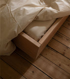 The Floating Bed av den svenske møbelsnekkeren Axel Wannberg er en minimalistisk seng laget av massiv svensk furu, som svever over gulvet for å skape en lett og rolig atmosfære. Fåes ved Kollekted by som er en interiørforretning på Grünerløkka i Oslo.