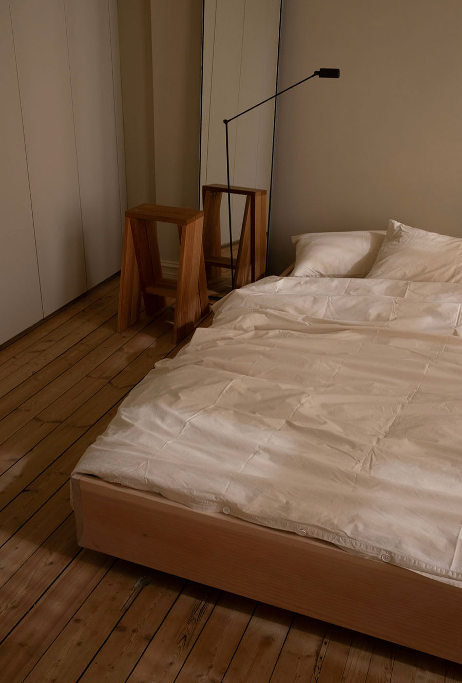 The Floating Bed av den svenske møbelsnekkeren Axel Wannberg er en minimalistisk seng laget av massiv svensk furu, som svever over gulvet for å skape en lett og rolig atmosfære. Bildet viser Teklla Bedding White og Lumina Daphine gulvlampe, bukker fra Audo hos Kråkvik & D´Orazio. Fåes ved Kollekted by som er en interiørforretning på Grünerløkka i Oslo.