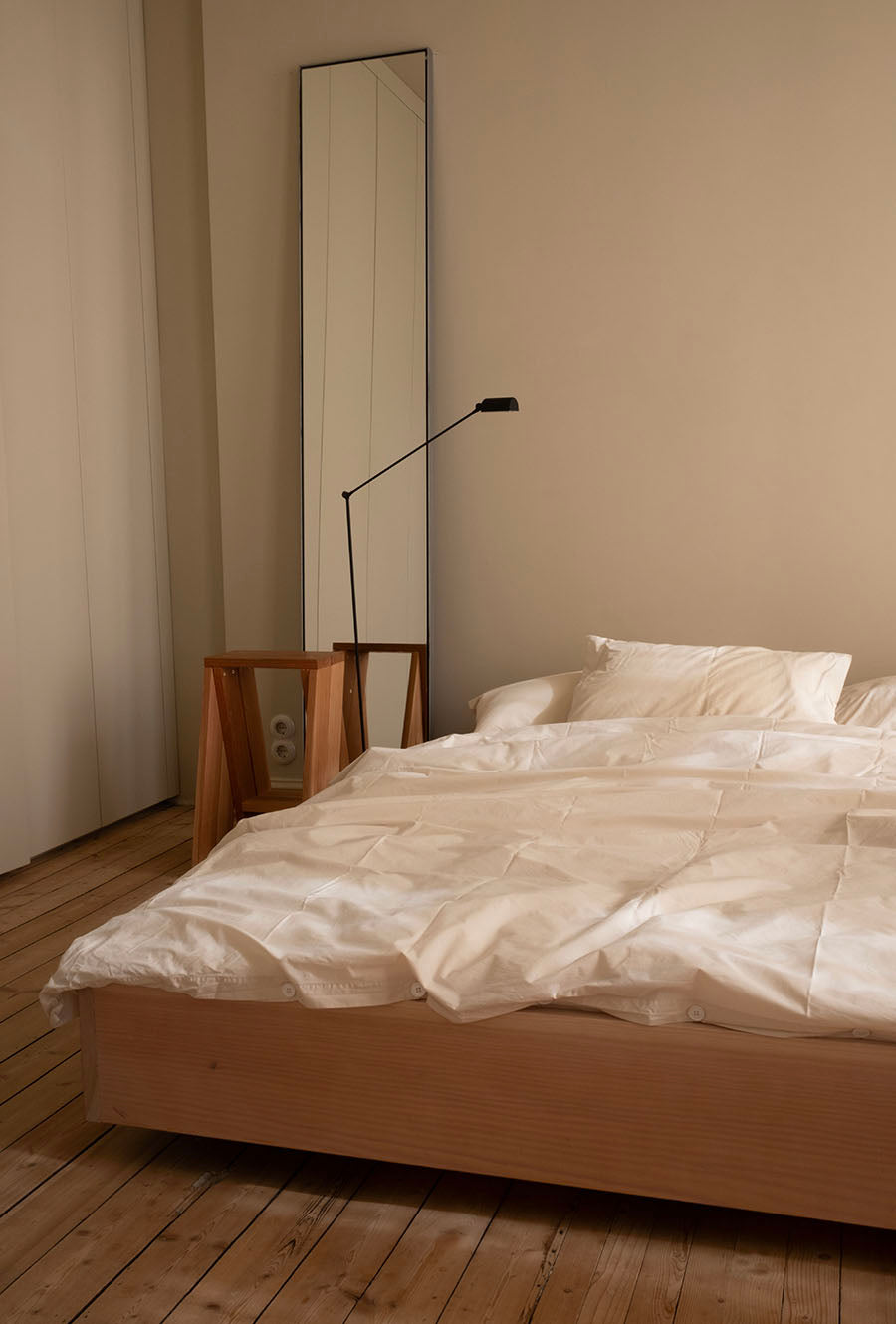 The Floating Bed av den svenske møbelsnekkeren Axel Wannberg er en minimalistisk seng laget av massiv svensk furu, som svever over gulvet for å skape en lett og rolig atmosfære. Bildet viser Teklla Bedding White og Lumina Daphine gulvlampe og Audo bukker hos Kråkvik & D´Orazio. Fåes ved Kollekted by som er en interiørforretning på Grünerløkka i Oslo.