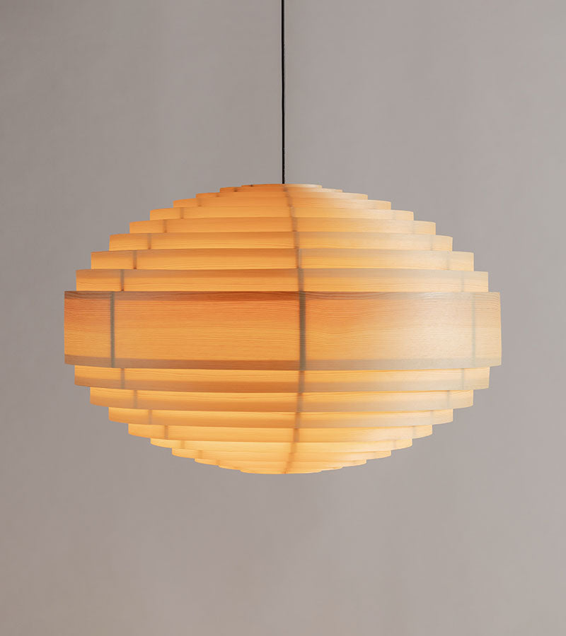 Vaarnii Vaarni 1002 Hans Pendant Light XL 70 fra Kollekted by med lys