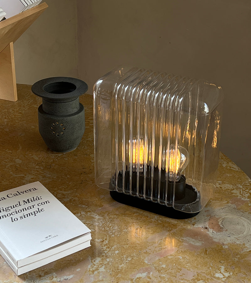 Bordlampen Lari Mini designet av Angelo Mangiarotti for Karakter Copenhagen ved Kollekted by på Grünerløkka i Oslo. En oppladbar lampe.  I bakgrunn Sinatra bord fra Frama  og Hakudo diffuser