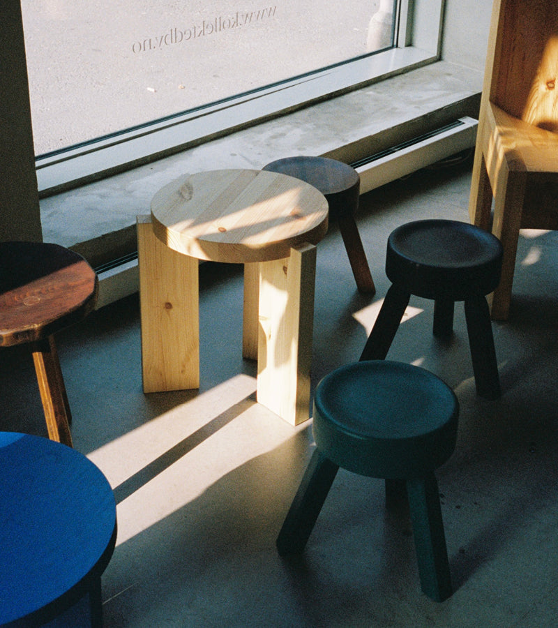 001 Stool i furu designet av Fredrik Paulsen for finske Vaarnii ved Kollekted by, en interiørforretning på Grünerløkka i Oslo